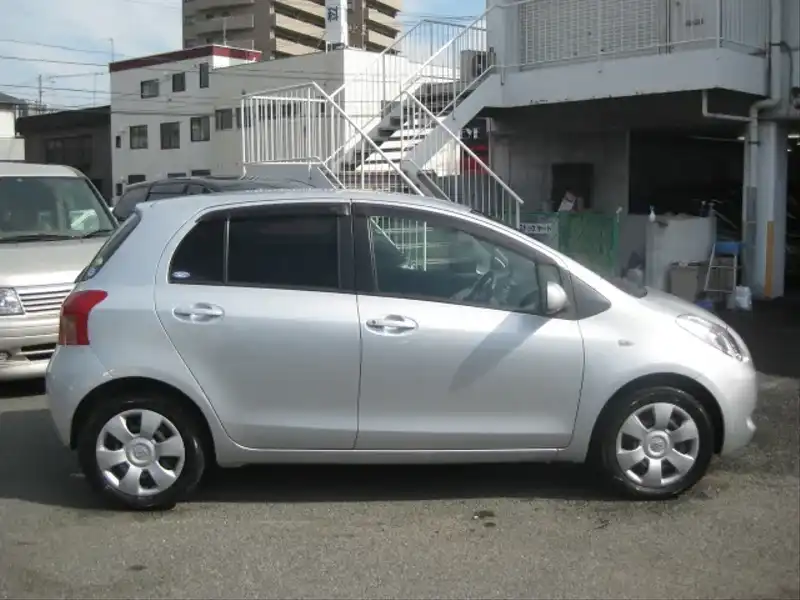 カタログ画像：ヴィッツ（VITZ） Ｘ 2007年1月 DBA-NCP91 1500cc シルバーマイカメタリックorミディアムシルバーメタリック 燃費18.6km / l  外装