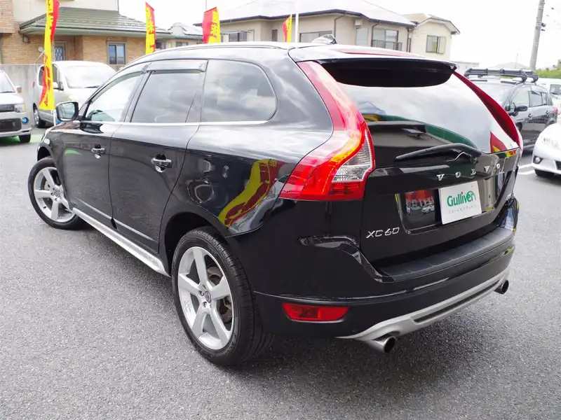 カタログ画像：ＸＣ６０（XC60） Ｔ５ Ｒデザイン 2012年8月 CBA-DB4204TXC 2000cc ブラックサファイヤメタリック 燃費9.7km / l バック