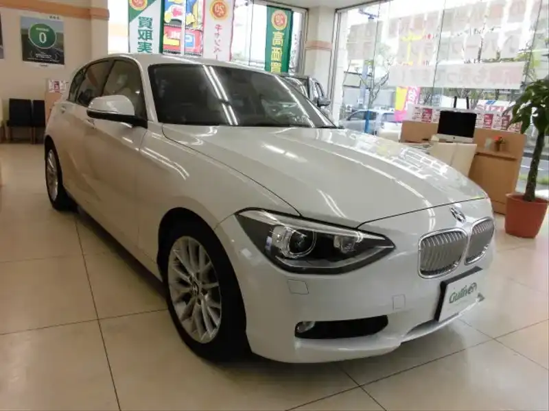 カタログ画像：１シリーズ（1 SERIES） １１６ｉ ファッショニスタ 2014年4月 DBA-1A16 1600cc アルピン・ホワイトIII（ソリッド・カラー） 燃費16.6km / l メイン