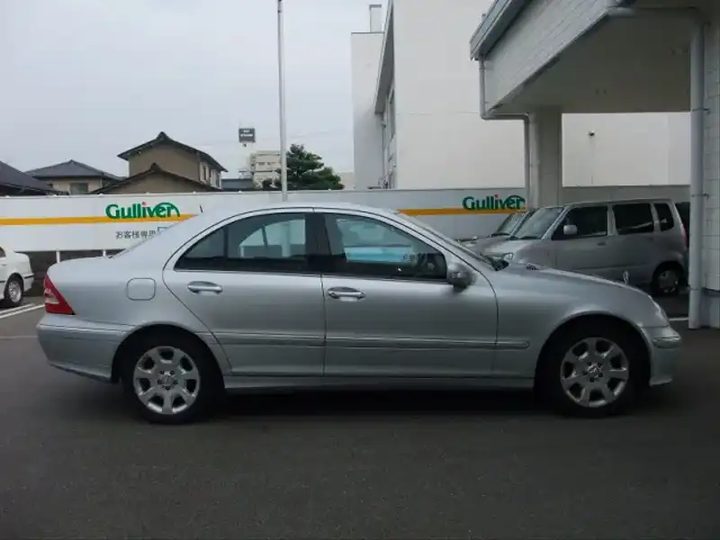 カタログ画像：Ｃクラス（C-CLASS） Ｃ２００コンプレッサー 2005年8月 DBA-203042 1800cc キューバナイトシルバー（Ｍ）orイリジウムシルバー（Ｍ） 燃費11.4km / l  外装