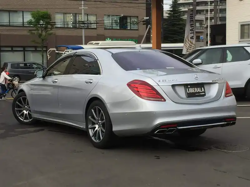 カタログ画像：Ｓクラス（S-CLASS） Ｓ６３ ＡＭＧ ４マチックロング 2014年6月 CBA-222178 5500cc イリジウムシルバー（Ｍ）orパラジウムシルバー（Ｍ）orダイヤモンドシルバー（Ｍ） 燃費8.9km / l バック