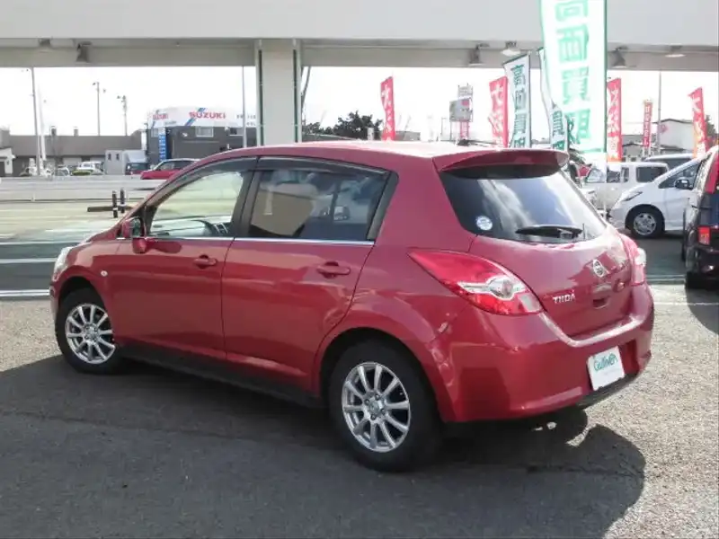 カタログ画像：ティーダ（TIIDA） １５Ｇ 2010年8月 DBA-C11 1500cc ルミナスレッド（Ｍ） 燃費18.0km / l バック