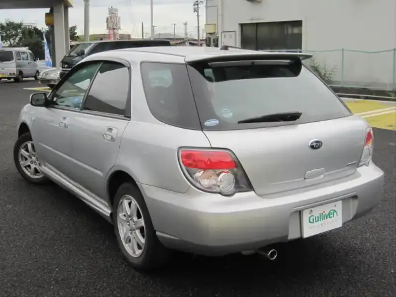 カタログ画像：インプレッサスポーツワゴン（IMPREZA SPORTS WAGON） １．５ｉ 2005年6月 LA-GG3 1500cc プレミアムシルバー・メタリック 燃費16.0km / l  バック