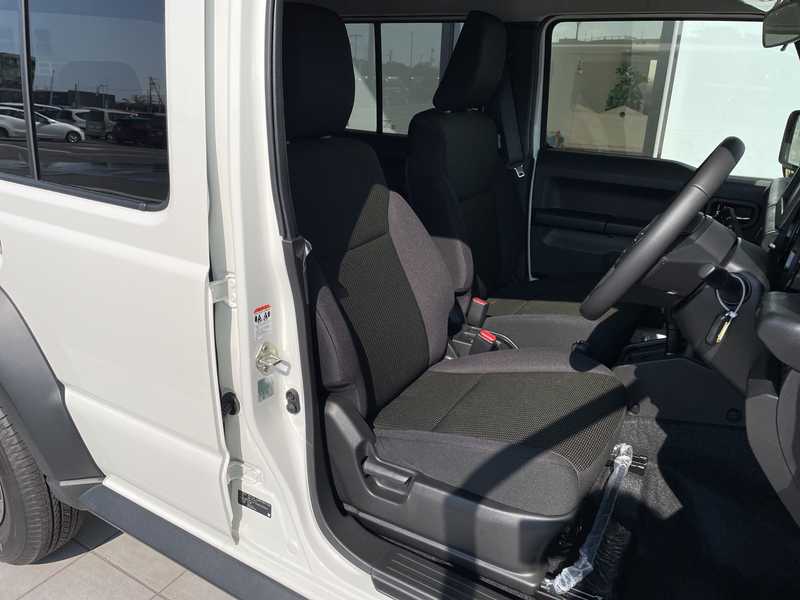 カタログ画像：ジムニー（JIMNY） ＸＧ 2025年11月 3BA-JB64W 660cc 燃費14.3km / l メイン