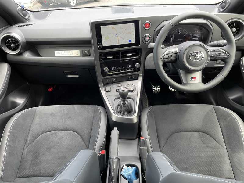 カタログ画像：ＧＲヤリス（GR YARIS） ＲＺ ハイパフォーマンス・セバスチャン オジエエディション 2024年3月 4BA-GXPA16 1600cc マットステルスグレー 燃費12.4km / l 内装