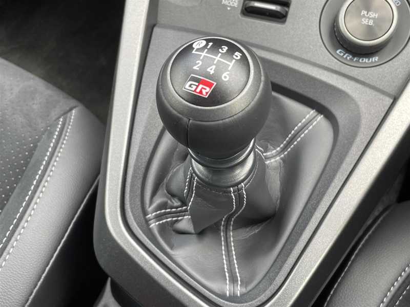 カタログ画像：ＧＲヤリス（GR YARIS） ＲＺ ハイパフォーマンス・セバスチャン オジエエディション 2024年3月 4BA-GXPA16 1600cc マットステルスグレー 燃費12.4km / l 内装