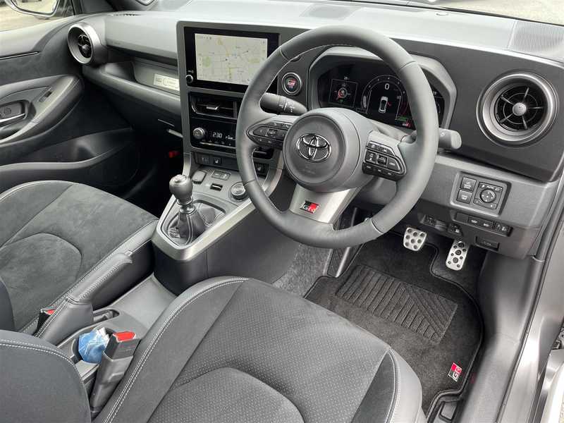 カタログ画像：ＧＲヤリス（GR YARIS） ＲＺ ハイパフォーマンス・セバスチャン オジエエディション 2024年3月 4BA-GXPA16 1600cc マットステルスグレー 燃費12.4km / l 内装