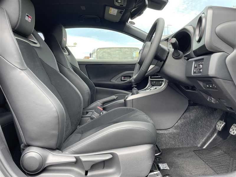 カタログ画像：ＧＲヤリス（GR YARIS） ＲＺ ハイパフォーマンス・セバスチャン オジエエディション 2024年3月 4BA-GXPA16 1600cc マットステルスグレー 燃費12.4km / l 内装