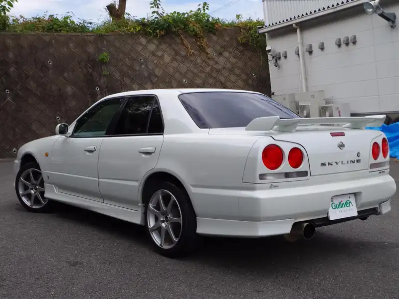 カタログ画像：スカイライン（SKYLINE） ２５ＧＴ－Ｖ 1999年2月 GF-ER34 2500cc ホワイト 燃費11.0km / l  バック