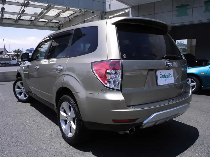 カタログ画像：フォレスター（FORESTER） ２．０ＸＴ プラチナセレクション 2009年12月 DBA-SH5 2000cc サンライトゴールド・オパール 燃費12.2km / l  バック