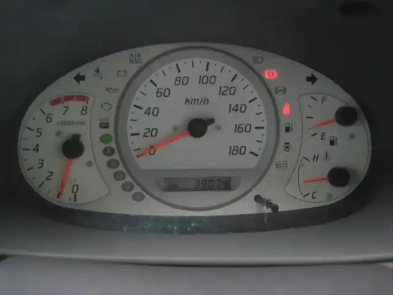 カタログ画像：ティーノ（TINO） １．８Ｘ ５人乗り ビルトインチャイルドシート付車 2002年1月 GF-V10 1800cc シルバー（Ｍ） 燃費13.0km / l  内装
