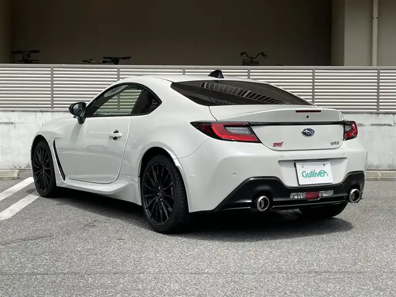 カタログ画像：ＢＲＺ（BRZ） Ｓ 2024年7月 3BA-ZD8 2400cc クリスタルホワイト・パール 燃費11.9km / l バック