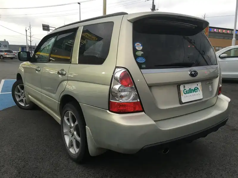 カタログ画像：フォレスター（FORESTER） ２．０Ｘ 2005年1月 CBA-SG5 2000cc シャンパンゴールド・オパール 燃費13.0km / l  バック