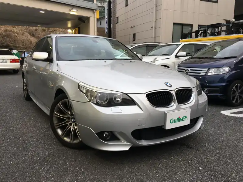 カタログ画像：５シリーズ（5 SERIES） ５２５ｉ Ｍスポーツパッケージ 2004年11月 GH-NA25 2500cc チタン・シルバー（メタリック・カラー）orシルバー・グレー（メタリック・カラー） 燃費8.8km / l  メイン