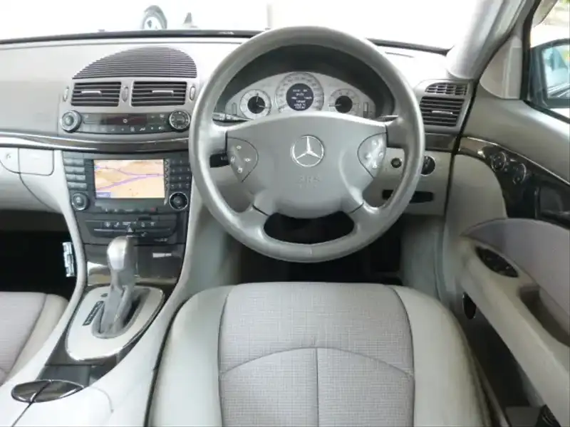 カタログ画像：Ｅクラス（E-CLASS） Ｅ２４０ アバンギャルドリミテッド 2005年5月 GH-211061 2600cc オブシディアンブラック 燃費8.7km / l  内装