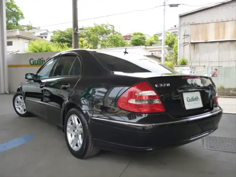 カタログ画像：Ｅクラス（E-CLASS） Ｅ２４０ アバンギャルドリミテッド 2005年5月 GH-211061 2600cc オブシディアンブラック 燃費8.7km / l  バック