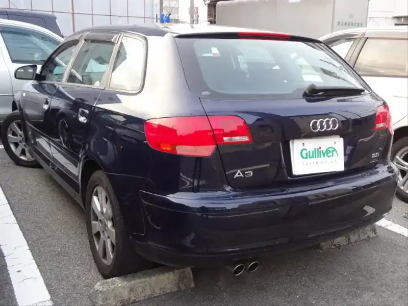 カタログ画像：Ａ３（A3） スポーツバック２．０ＴＦＳＩ 2004年10月 GH-8PAXX 2000cc モロブルーパールエフェクト 燃費12.8km / l  バック