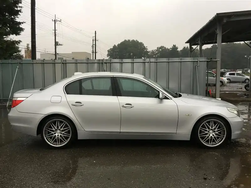 カタログ画像：５シリーズ（5 SERIES） ５２５ｉ 2005年11月 ABA-NE25 2500cc チタン・シルバーメタリックorシルバー・グレーメタリック 燃費8.8km / l  外装