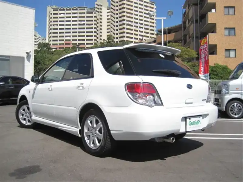 カタログ画像：インプレッサスポーツワゴン（IMPREZA SPORTS WAGON） １．５ｉ 2006年6月 LA-GG2 1500cc ピュアホワイト 燃費16.6km / l  バック