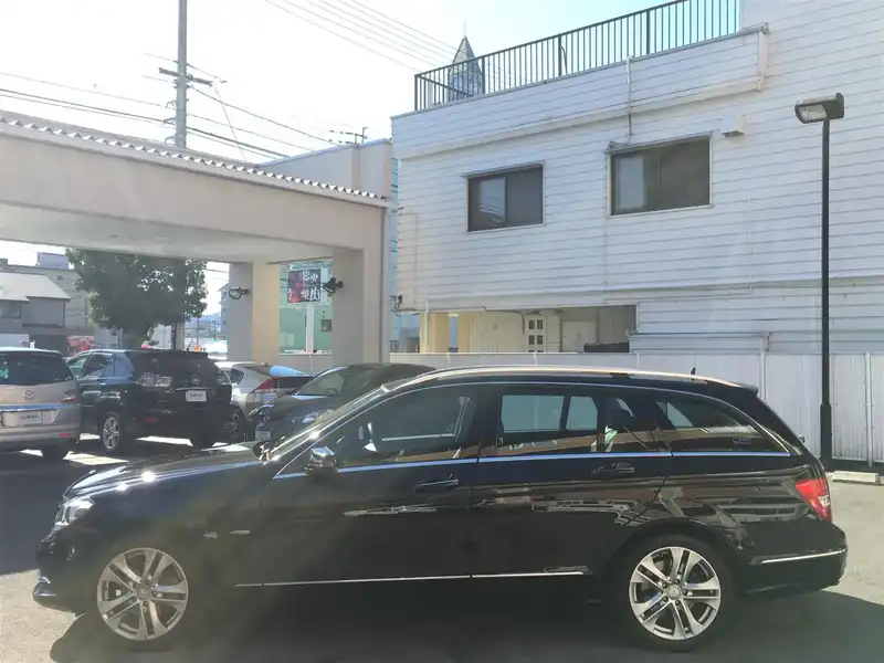 10069723 | カタログ画像：Ｃクラスステーションワゴン（C-CLASS STATIONWAGON） Ｃ２５０ ブルーエフィシェンシー ステーションワゴン アバンギャルド 2011年5月 DBA-204247 1800cc マグネタイトブラック（Ｍ）orオプシディアンブラック（Ｍ） 外装