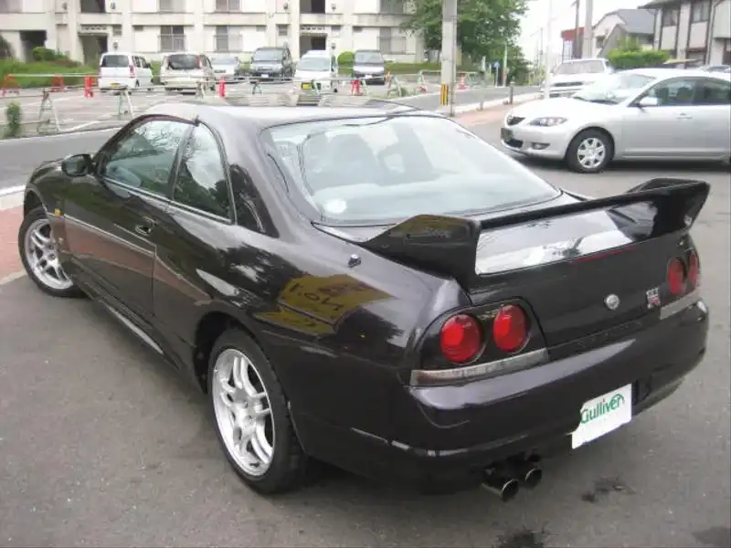 カタログ画像：スカイライン（SKYLINE） ＧＴ－Ｒ 1995年1月 E-BCNR33 2600cc ブラック 燃費8.1km / l  バック