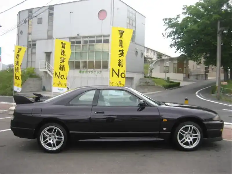 カタログ画像：スカイライン（SKYLINE） ＧＴ－Ｒ 1995年1月 E-BCNR33 2600cc ブラック 燃費8.1km / l  外装