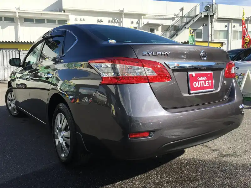 カタログ画像：シルフィ（SYLPHY） Ｓ 2019年10月 DBA-TB17 1800cc ディープアイリスグレー 燃費15.6km / l バック