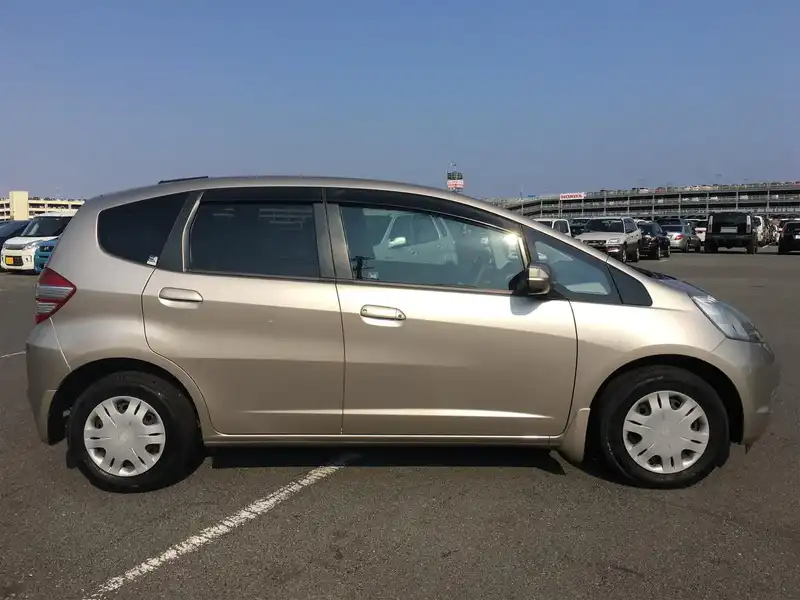 カタログ画像：フィット（FIT） Ｌ スマートスタイルエディション 2009年5月 DBA-GE6 1300cc チタニウム・メタリック 燃費21.5km / l  外装