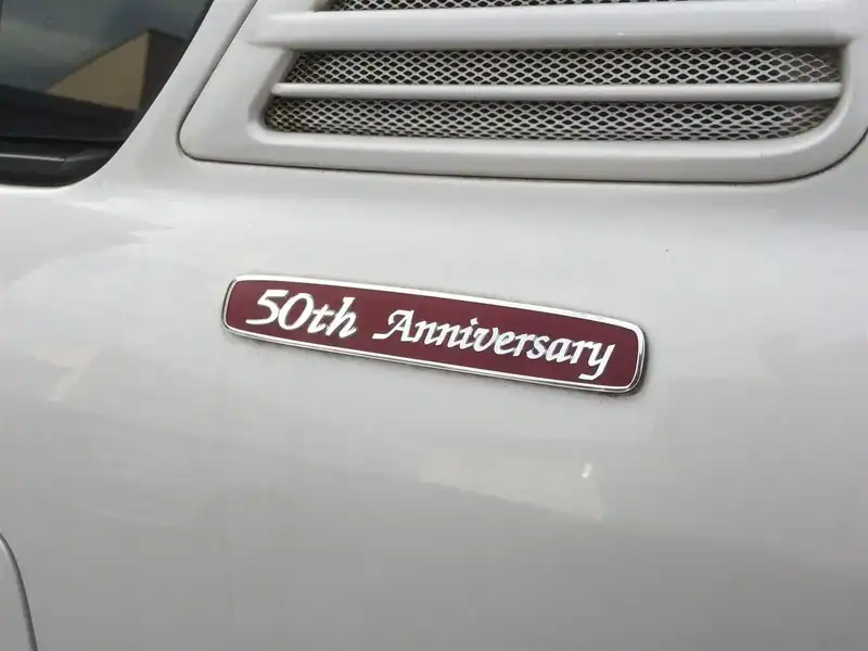 カタログ画像：ランドクルーザー１００（LAND CRUISER 100） ＶＸリミテッド 誕生５０周年記念特別仕様車 2001年1月 GF-UZJ100W 4700cc ホワイトパールクリスタルシャイン 燃費6.1km / l  外装