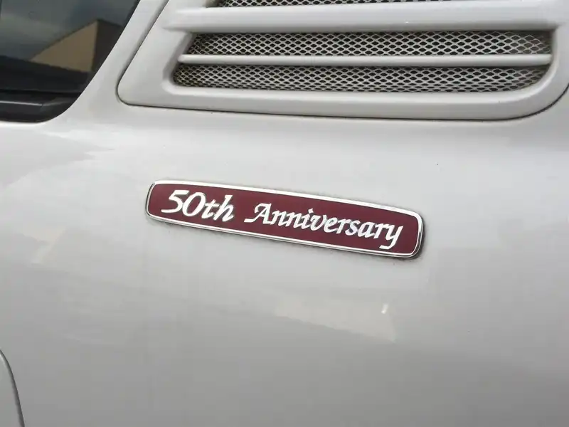 カタログ画像：ランドクルーザー１００（LAND CRUISER 100） シグナス 誕生５０周年記念特別仕様車 2001年1月 GF-UZJ100W 4700cc ホワイトパールクリスタルシャイン 燃費6.1km / l  外装