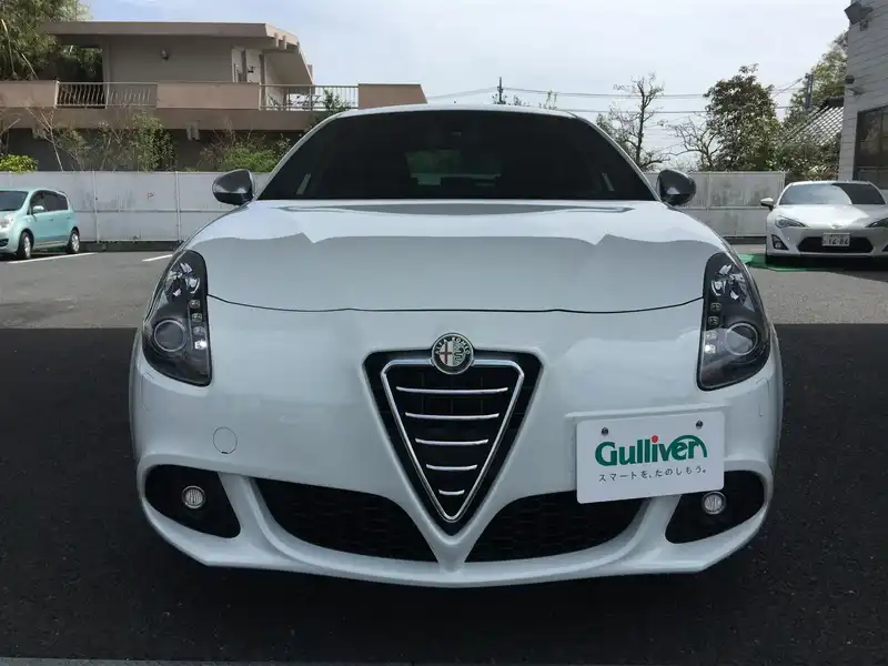 カタログ画像：ジュリエッタ（GIULIETTA） スポルティーバ 2013年6月 ABA-940141 1400cc アイスホワイト 燃費15.6km / l フロント