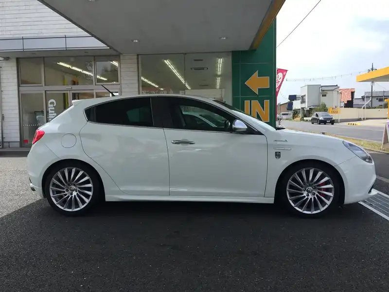 カタログ画像：ジュリエッタ（GIULIETTA） スポルティーバ 2013年3月 ABA-940141 1400cc アイスホワイト 燃費15.6km / l 外装