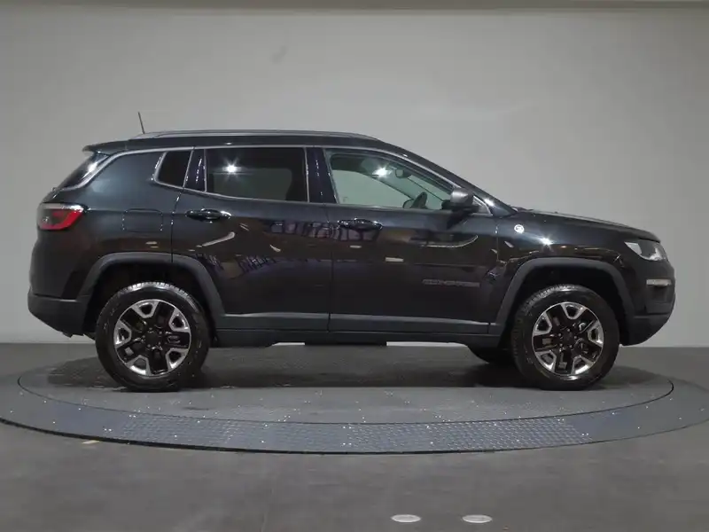 カタログ画像：ジープ・コンパス（JEEP COMPASS） トレイルホーク 2019年10月 ABA-M624 2400cc ブリリアントブラッククリスタル 燃費9.9km / l 外装