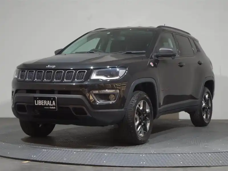 カタログ画像：ジープ・コンパス（JEEP COMPASS） トレイルホーク 2019年9月 ABA-M624 2400cc ブリリアントブラッククリスタル 燃費9.9km / l フロント