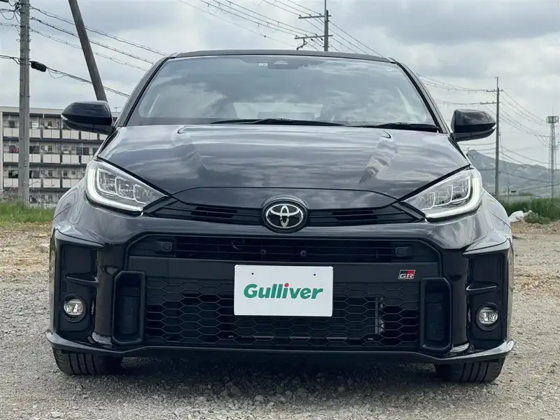 カタログ画像：ＧＲヤリス（GR YARIS） ＲＳ ライトパッケージ 2022年4月 5BA-MXPA12 1500cc プレシャスブラックパール 燃費18.2km / l フロント