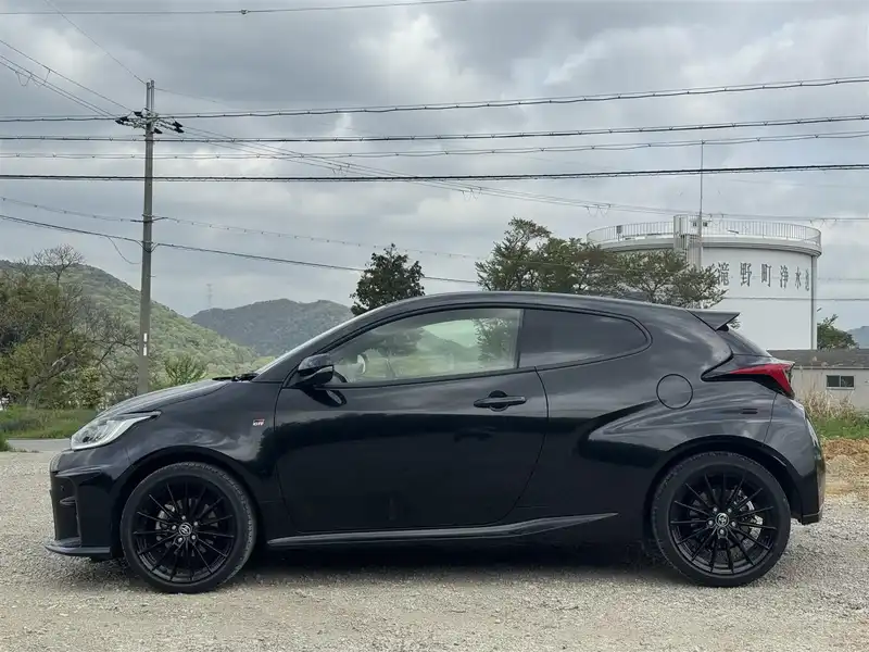 カタログ画像：ＧＲヤリス（GR YARIS） ＲＳ ライトパッケージ 2022年4月 5BA-MXPA12 1500cc プレシャスブラックパール 燃費18.2km / l 外装