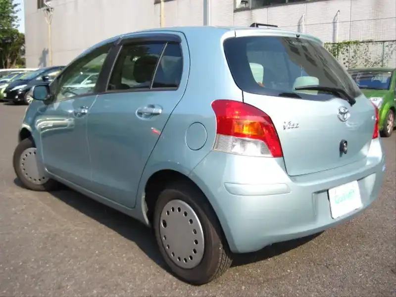 カタログ画像：ヴィッツ（VITZ） Ｆ シャンブル ア パリ コレクション 2009年8月 DBA-KSP90 1000cc フロスティーグリーンマイカ 燃費22.5km / l  バック