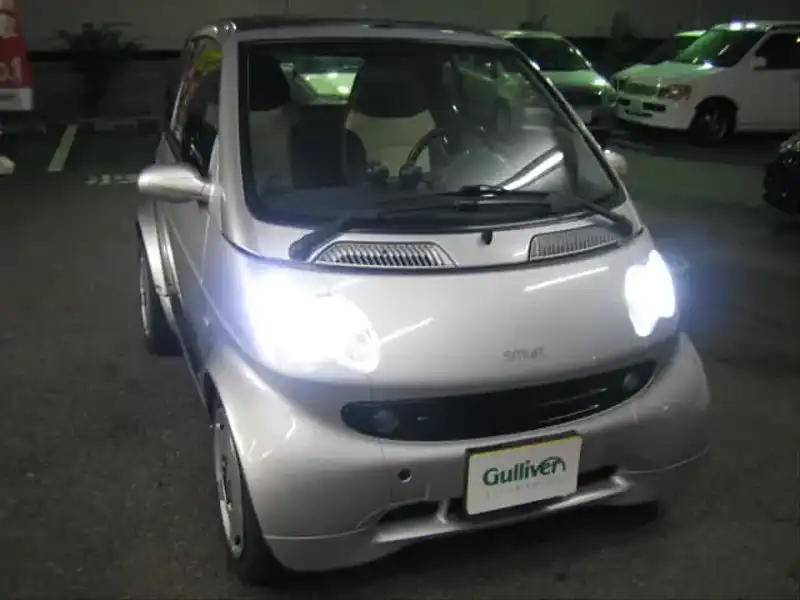 カタログ画像：スマートカブリオ（SMART CABRIO） ベースグレード 2001年5月 GF-MC01C 600cc リバーシルバー（メタリックカラー） 燃費19.0km / l  フロント