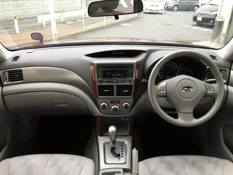 カタログ画像：フォレスター（FORESTER） ２．０ＸＳ プラチナセレクション 2009年1月 DBA-SH5 2000cc カメリアレッド・パール 燃費13.8km / l  内装