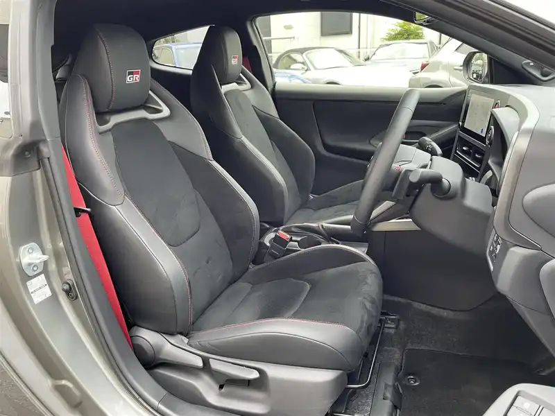 カタログ画像：ＧＲヤリス（GR YARIS） ＲＺ ハイパフォーマンス 2024年4月 4BA-GXPA16 1600cc プレシャスメタル 燃費10.8km / l 内装