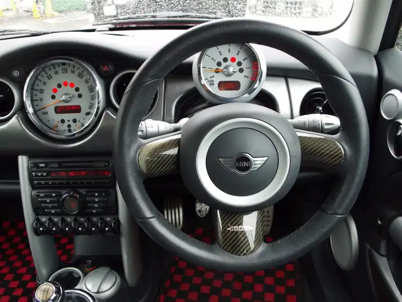 カタログ画像：ＭＩＮＩ（MINI） クーパーＳ 2002年3月 GH-RE16 1600cc チリ・レッド 燃費11.6km / l  内装
