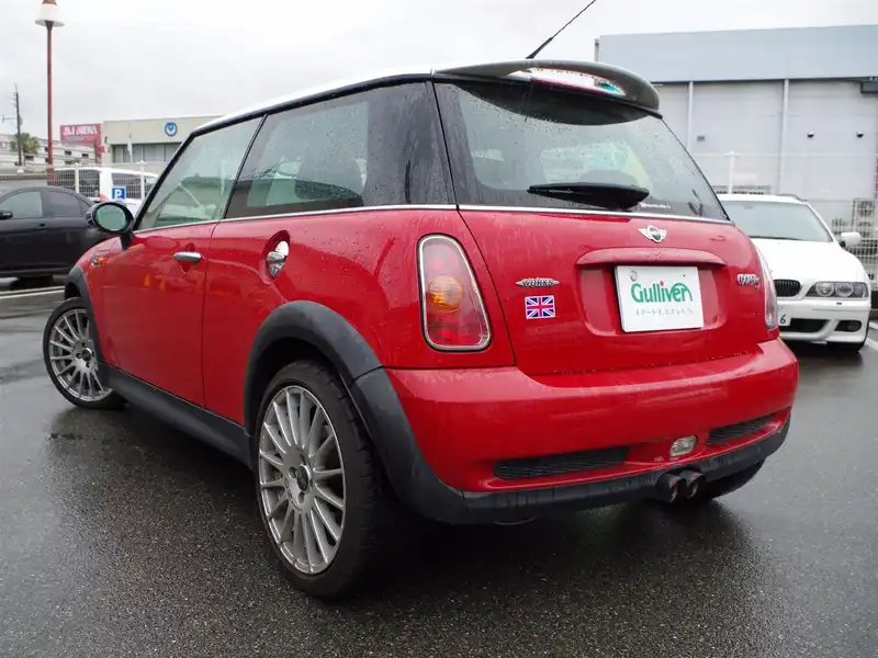 カタログ画像：ＭＩＮＩ（MINI） クーパーＳ 2002年3月 GH-RE16 1600cc チリ・レッド 燃費11.6km / l  バック