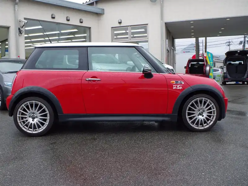 カタログ画像：ＭＩＮＩ（MINI） クーパーＳ 2002年3月 GH-RE16 1600cc チリ・レッド 燃費11.6km / l  外装
