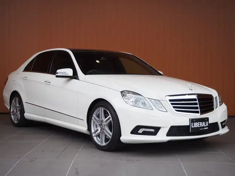 カタログ画像：Ｅクラス（E-CLASS） Ｅ２５０ ＣＧＩブルーエフィシェンシー アバンギャルド １２５！エディション 2011年4月 DBA-212047C 1800cc カルサイトホワイト（Ｓ） 燃費10.8km / l メイン