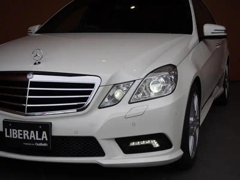 カタログ画像：Ｅクラス（E-CLASS） Ｅ２５０ ＣＧＩブルーエフィシェンシー アバンギャルド １２５！エディション 2011年4月 DBA-212047C 1800cc カルサイトホワイト（Ｓ） 燃費10.8km / l 外装