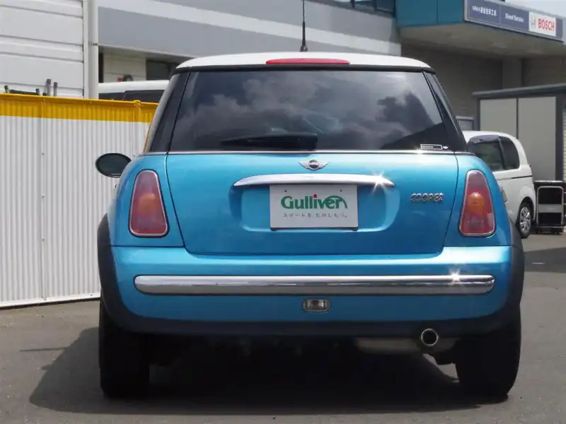 カタログ画像：ＭＩＮＩ（MINI） クーパー 2004年4月 GH-RA16 1600cc エレクトリック・ブルー・メタリック 燃費14.4km / l  バック