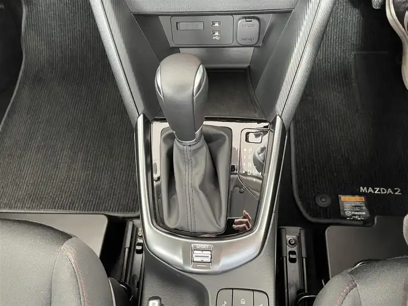 カタログ画像：ＭＡＺＤＡ２（MAZDA2） １５スポルト 2024年4月 5BA-DJLAS 1500cc ソウルレッドクリスタルメタリック 燃費18.1km / l 内装