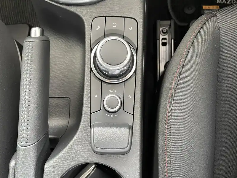 カタログ画像：ＭＡＺＤＡ２（MAZDA2） １５スポルト 2024年4月 5BA-DJLAS 1500cc ソウルレッドクリスタルメタリック 燃費18.1km / l 内装