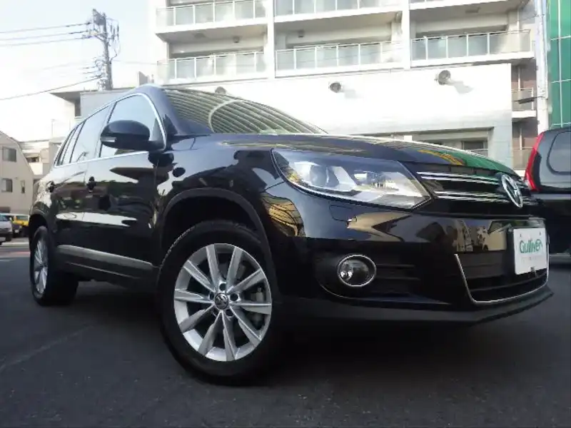 カタログ画像：ティグアン（TIGUAN） ライストン 2010年9月 ABA-5NCCZ 2000cc ディープブラックパールエフェクト 燃費11.6km / l  メイン