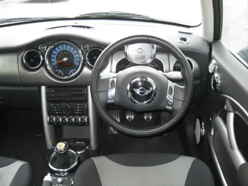 カタログ画像：ＭＩＮＩ（MINI） クーパーＳ 2002年3月 GH-RE16 1600cc ブラック 燃費11.6km / l  内装